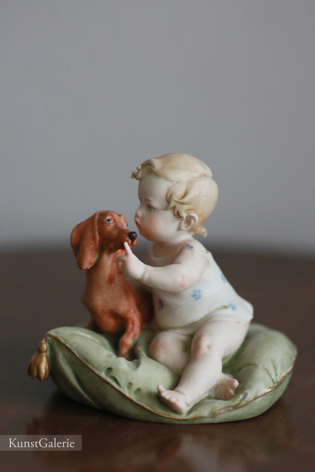 Малыш с таксой на подушке, Capodimonte, статуэтка