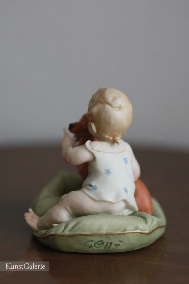 Малыш с таксой на подушке, Каподимонте, статуэтка