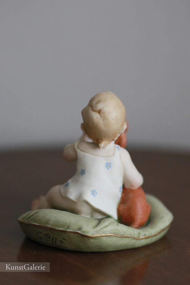 Малыш с таксой на подушке, Capodimonte, статуэтка