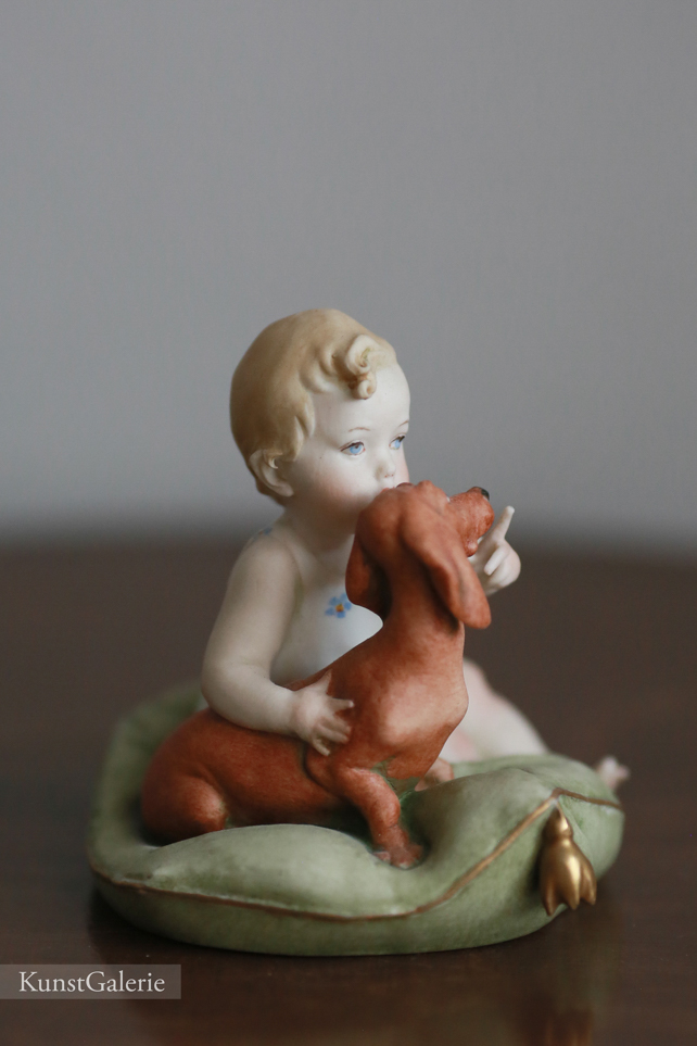 Малыш с таксой на подушке, Capodimonte, статуэтка