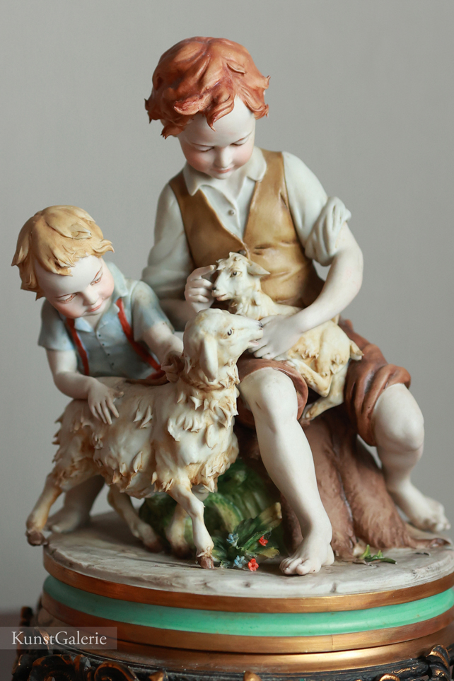 Дети с барашками, Luigi Giorgio Benacchio, Capodimonte, статуэтка