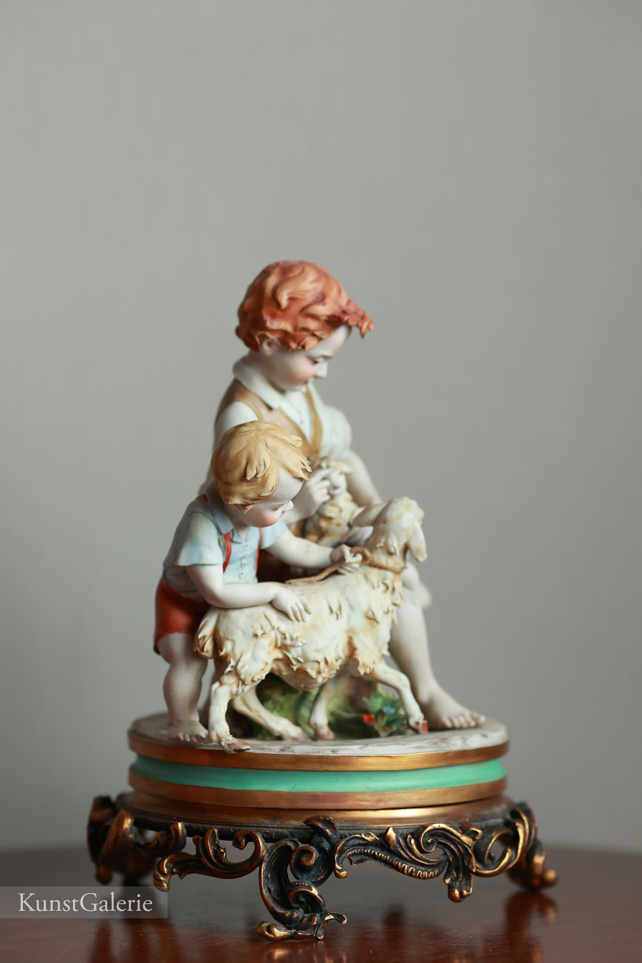 Дети с барашками, Luigi Giorgio Benacchio, Capodimonte, статуэтка