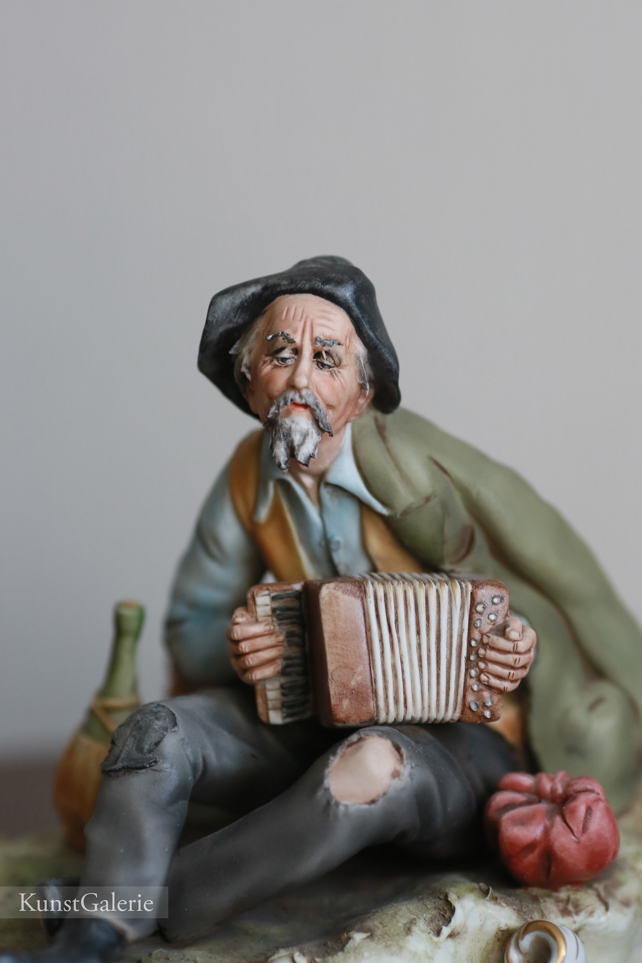 Мужчина с гармошкой, V. Lamagna, Capodimonte, статуэтка