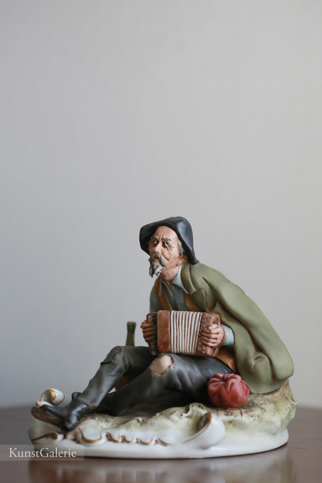 Мужчина с гармошкой, V. Lamagna, Capodimonte, фарфоровые статуэтки. KunstGalerie