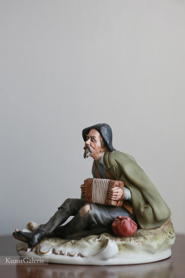 Мужчина с гармошкой, V. Lamagna, Capodimonte, статуэтка