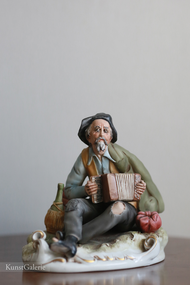 Мужчина с гармошкой, V. Lamagna, Capodimonte, статуэтка