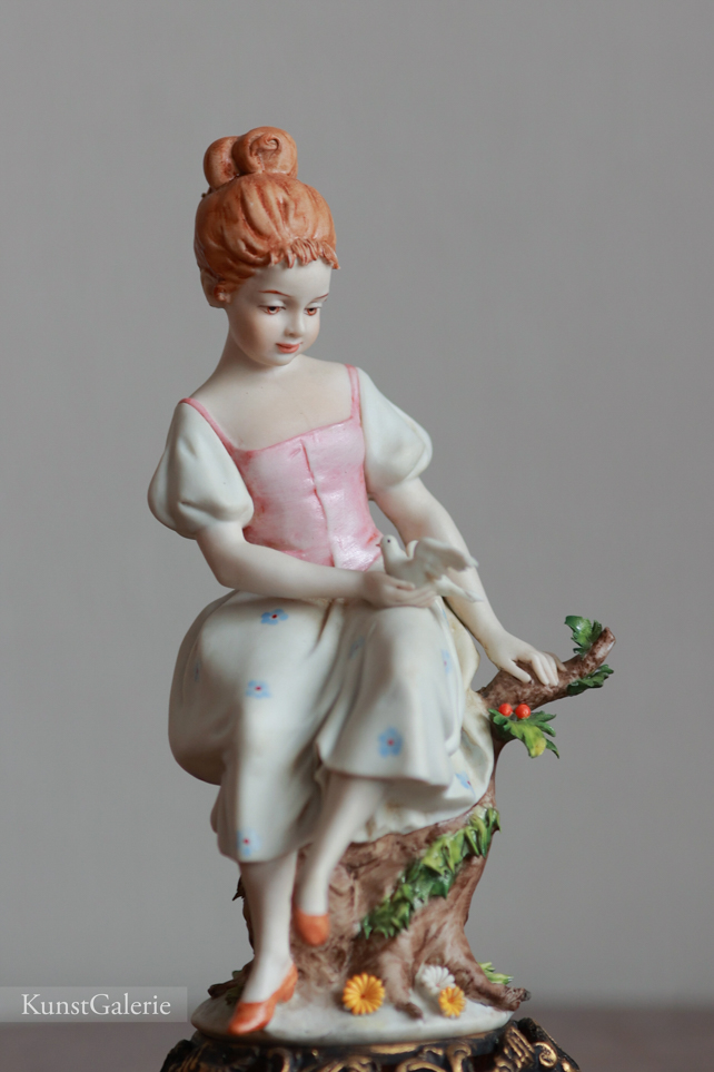 Девочка с голубем, Luigi Giorgio Benacchio, Capodimonte, статуэтка