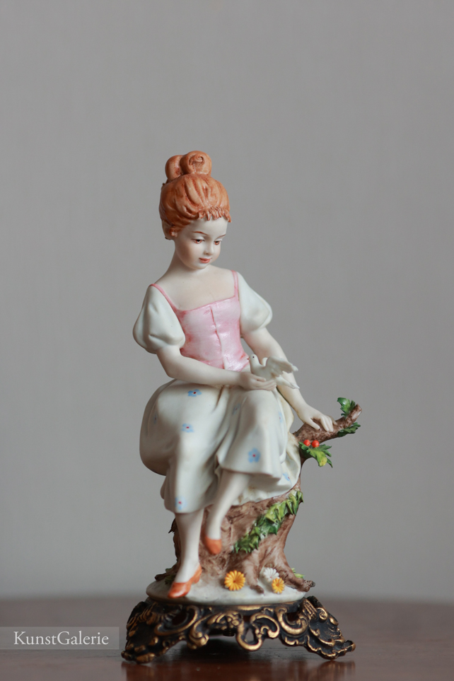 Девочка с голубем, Benacchio, Capodimonte, фарфоровые статуэтки. KunstGalerie