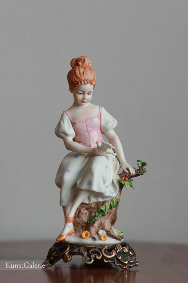 Девочка с голубем, Luigi Giorgio Benacchio, Capodimonte, статуэтка