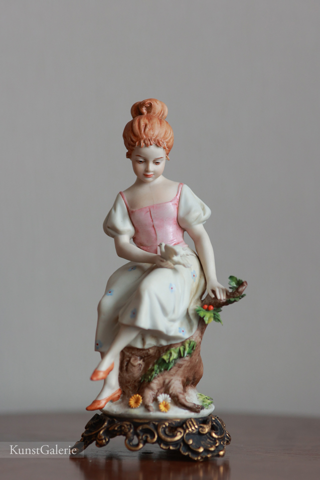 Девочка с голубем, Бенаккио Луиджи , Каподимонте, статуэтка