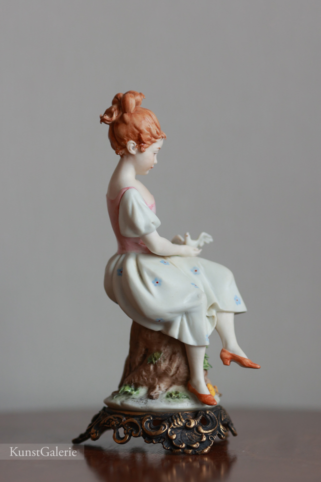 Девочка с голубем, Luigi Giorgio Benacchio, Capodimonte, статуэтка
