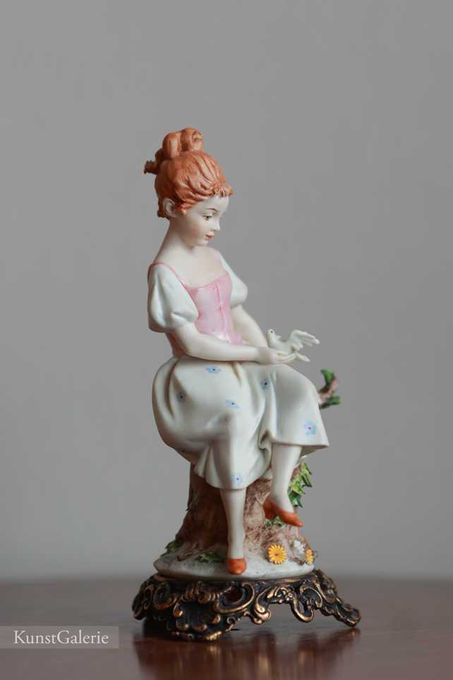 Девочка с голубем, Бенаккио Луиджи , Каподимонте, статуэтка