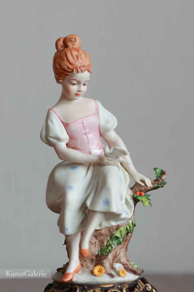 Девочка с голубем, Luigi Giorgio Benacchio, Capodimonte, статуэтка