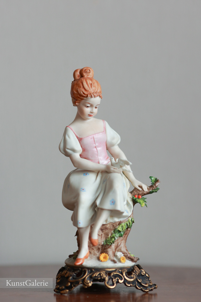 Девочка с голубем, Benacchio, Capodimonte, фарфоровые статуэтки. KunstGalerie