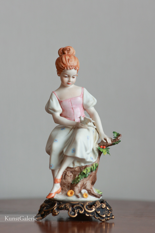 Девочка с голубем, Luigi Giorgio Benacchio, Capodimonte, статуэтка
