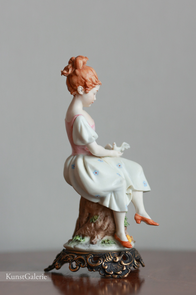 Девочка с голубем, Luigi Giorgio Benacchio, Capodimonte, статуэтка