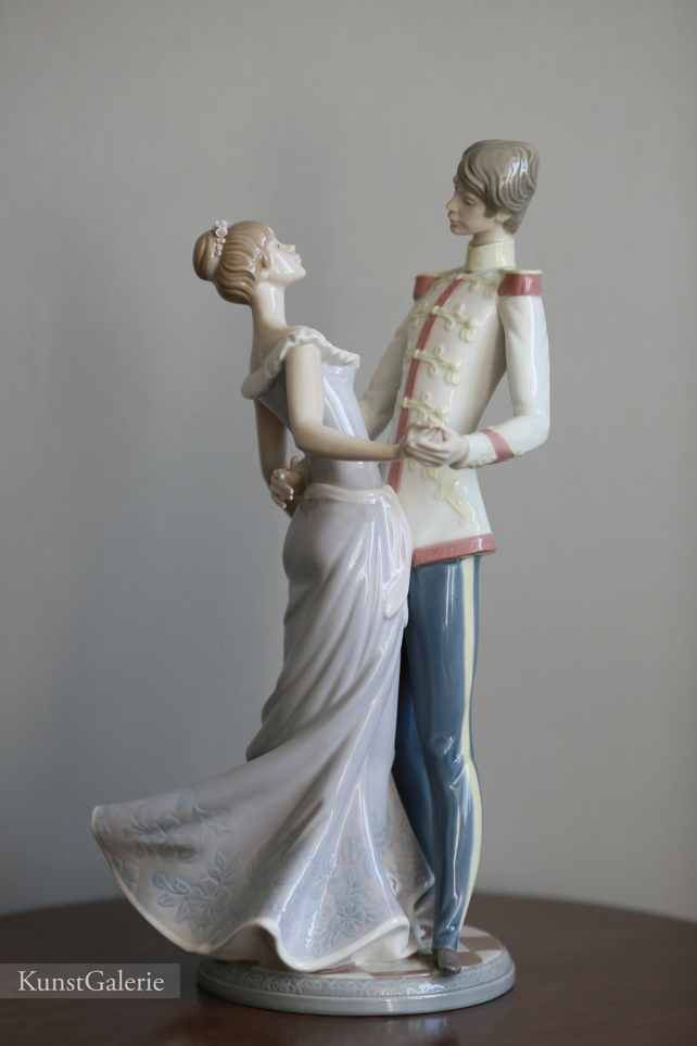Пара на балу, фарфоровая статуэтка, Lladro