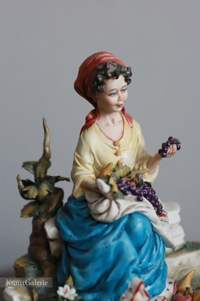Девушка с виноградом, Walter Scapinello, Каподимонте, статуэтка