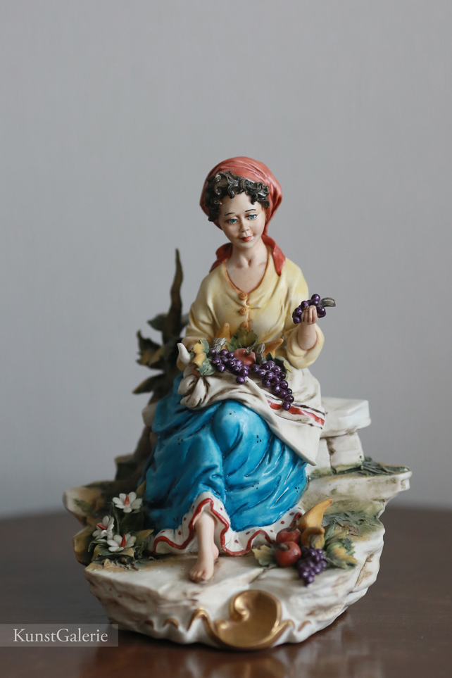Девушка с виноградом, Walter Scapinello, Capodimonte, статуэтка