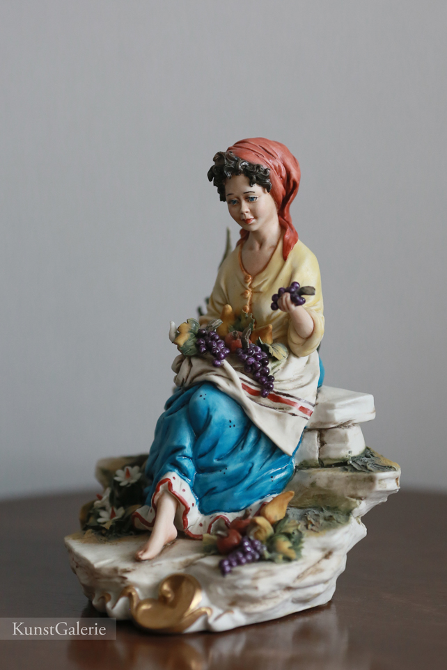 Девушка с виноградом, Walter Scapinello, Каподимонте, статуэтка