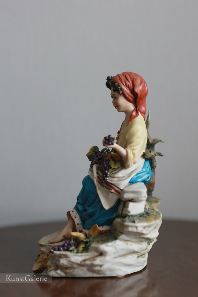 Девушка с виноградом, Walter Scapinello, Capodimonte, статуэтка