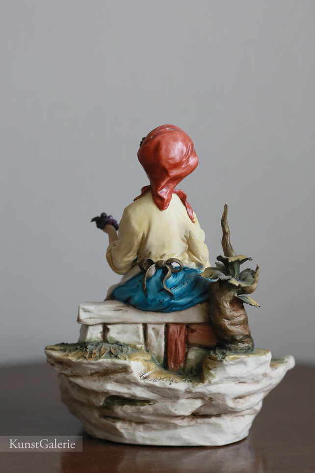 Девушка с виноградом, Walter Scapinello, Capodimonte, статуэтка