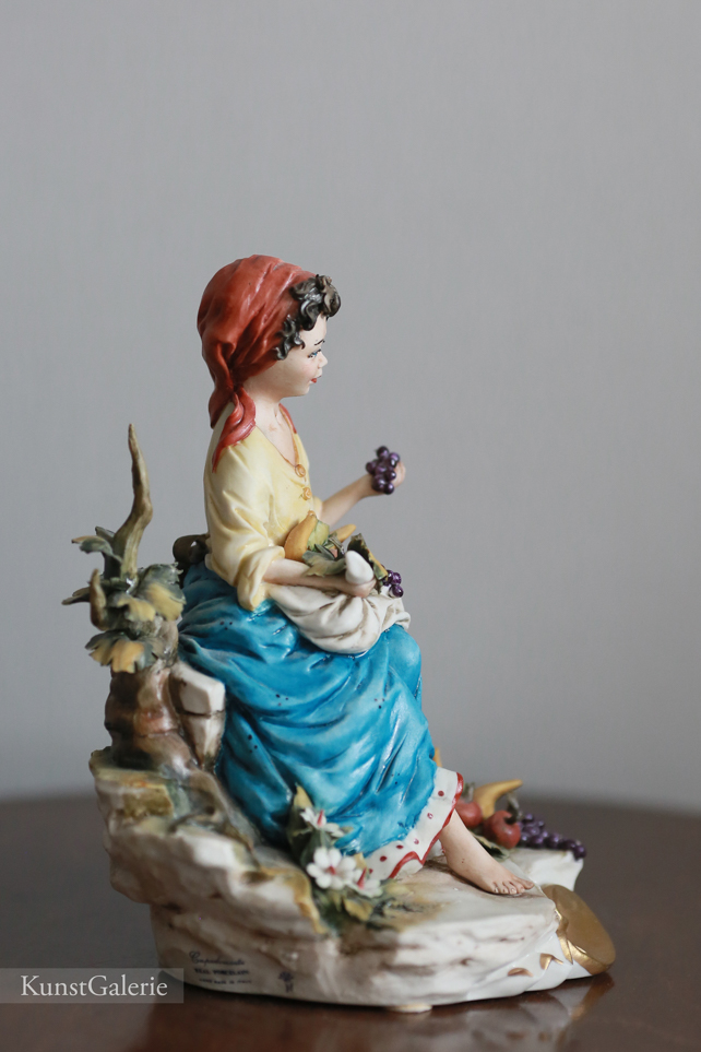 Девушка с виноградом, Walter Scapinello, Capodimonte, статуэтка