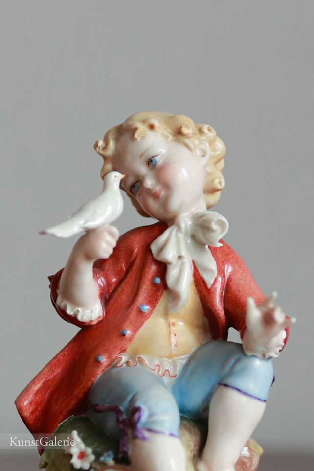 Мальчик с голубем, Giuseppe Cappe, Capodimonte, статуэтка