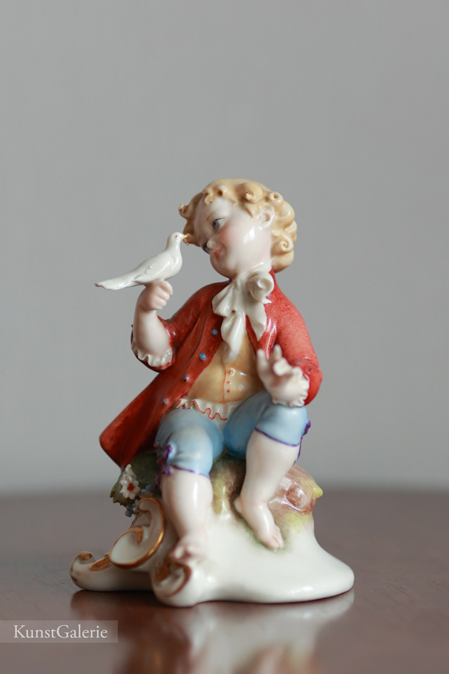 Мальчик с голубем, Giuseppe Cappe, Capodimonte, статуэтка