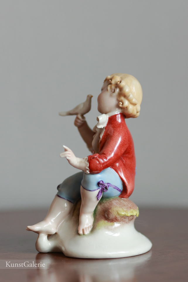 Мальчик с голубем, Giuseppe Cappe, Capodimonte, статуэтка