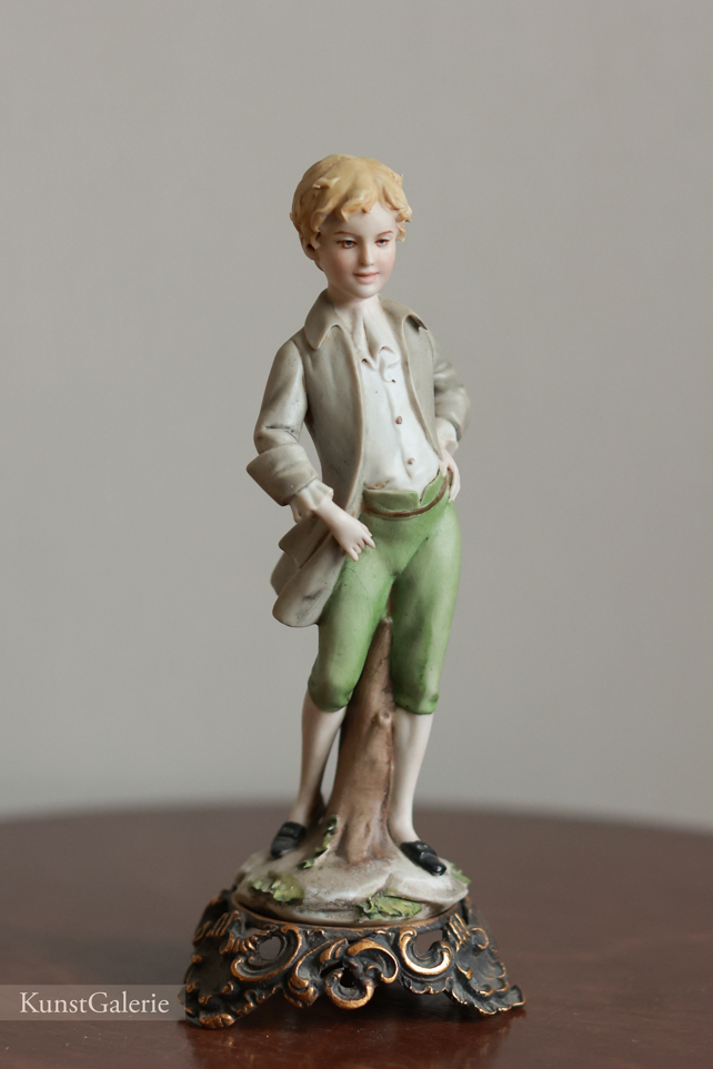 Мальчик в сюртуке, Benacchio, Capodimonte, фарфоровые статуэтки. KunstGalerie