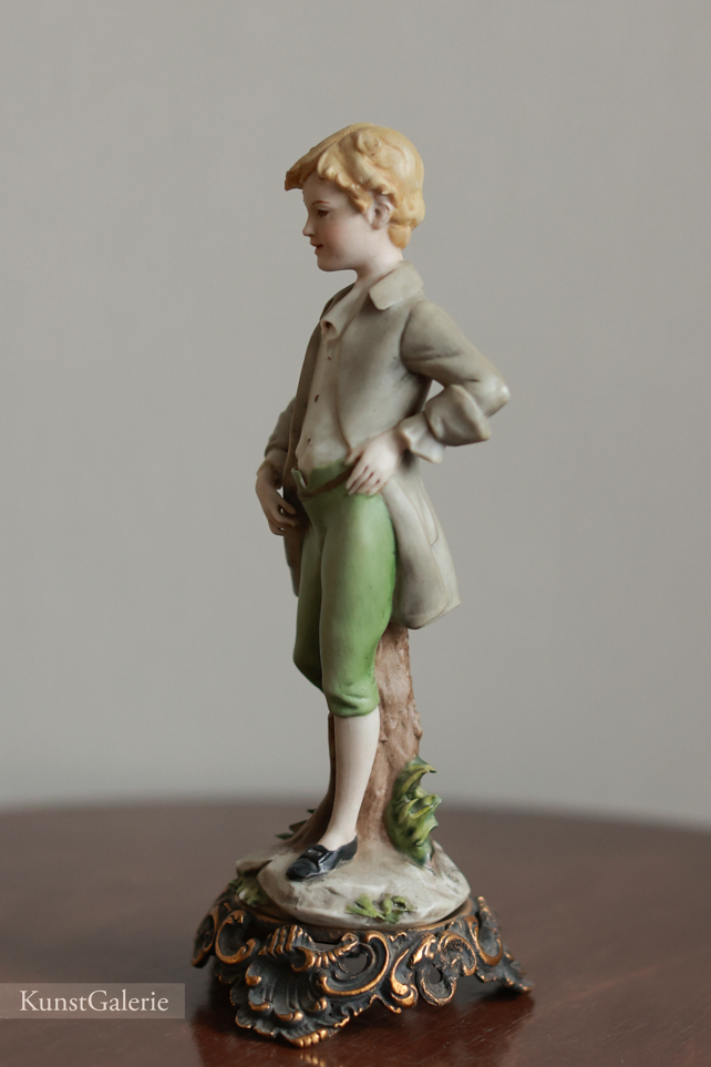 Мальчик в сюртуке, Бенаккио Луиджи , Каподимонте, статуэтка