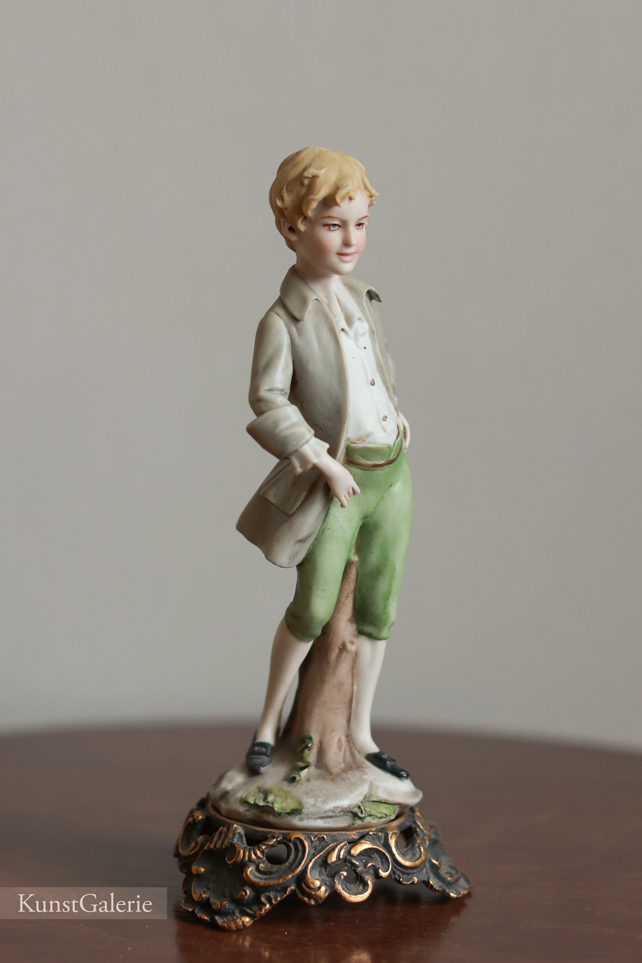 Мальчик в сюртуке, Бенаккио Луиджи , Каподимонте, статуэтка