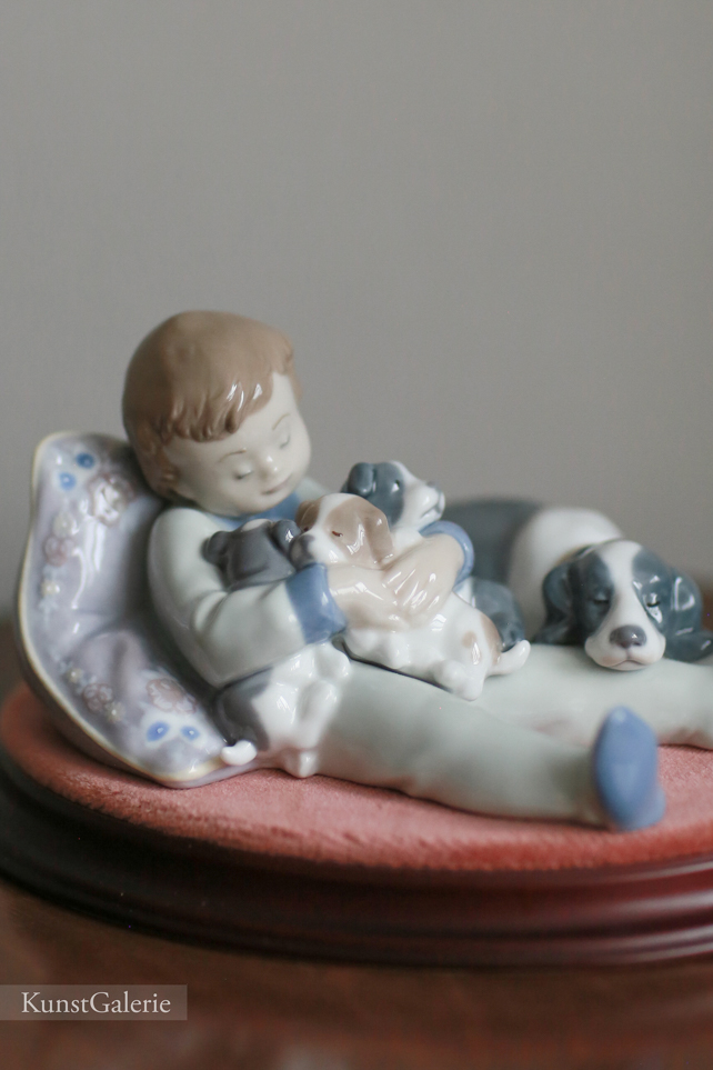 Мальчик с щенками, фарфоровая статуэтка, Льядро