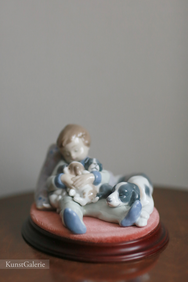 Мальчик с щенками, фарфоровая статуэтка, Lladro