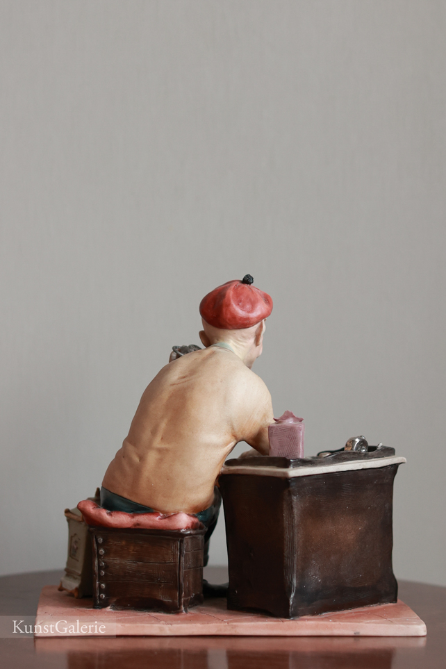 Часовщик в берете, Tyche Bruno, Capodimonte, статуэтка