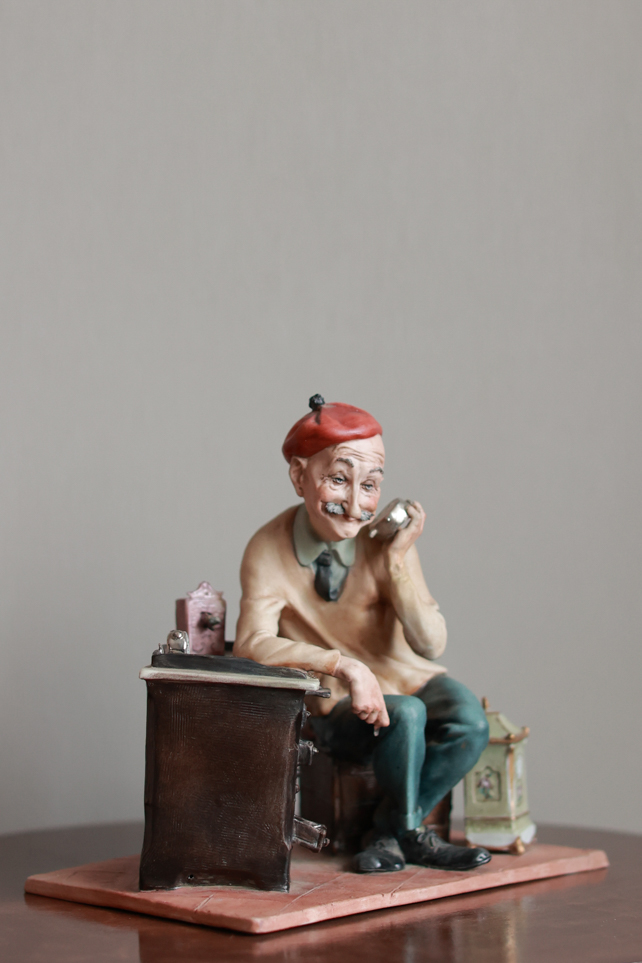 Часовщик в берете, Tyche Bruno, Capodimonte, статуэтка