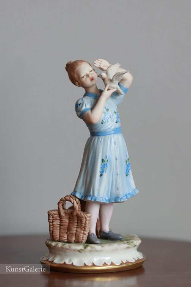 Девочка с голубем и корзинкой, Sandro Maggioni, Каподимонте, фарфоровые статуэтки. KunstGalerie
