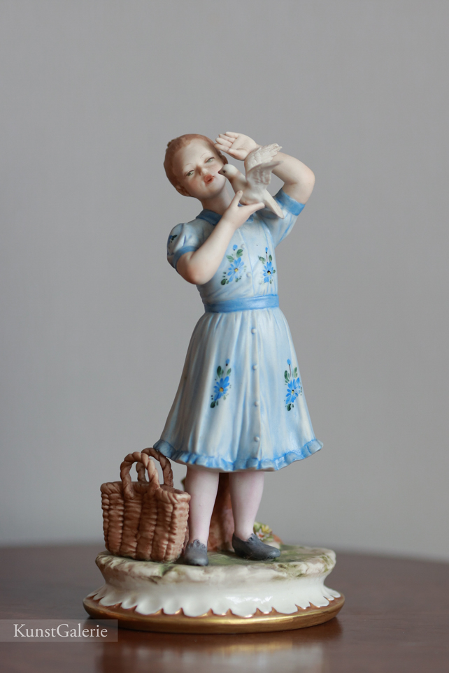 Девочка с голубем и корзинкой, Sandro Maggioni, Capodimonte, статуэтка