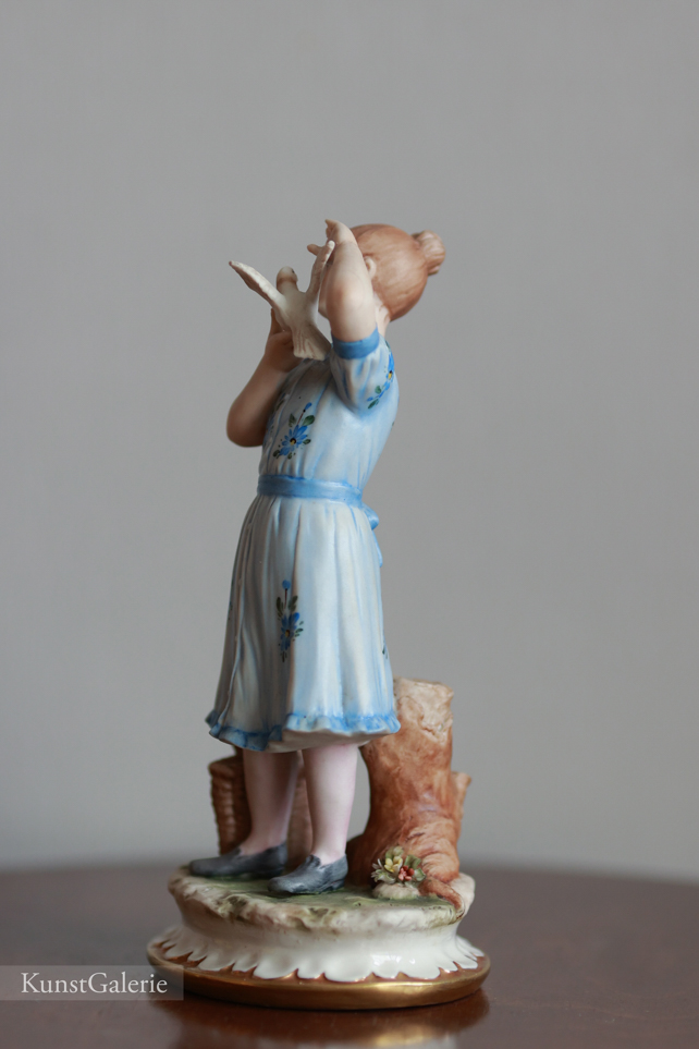 Девочка с голубем и корзинкой, Sandro Maggioni, Каподимонте, статуэтка
