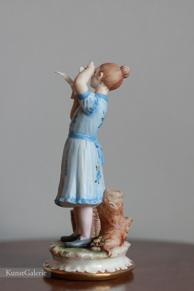 Девочка с голубем и корзинкой, Sandro Maggioni, Capodimonte, статуэтка