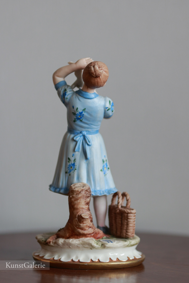 Девочка с голубем и корзинкой, Sandro Maggioni, Capodimonte, статуэтка