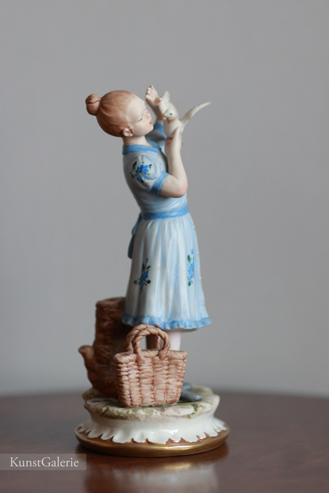 Девочка с голубем и корзинкой, Sandro Maggioni, Capodimonte, статуэтка