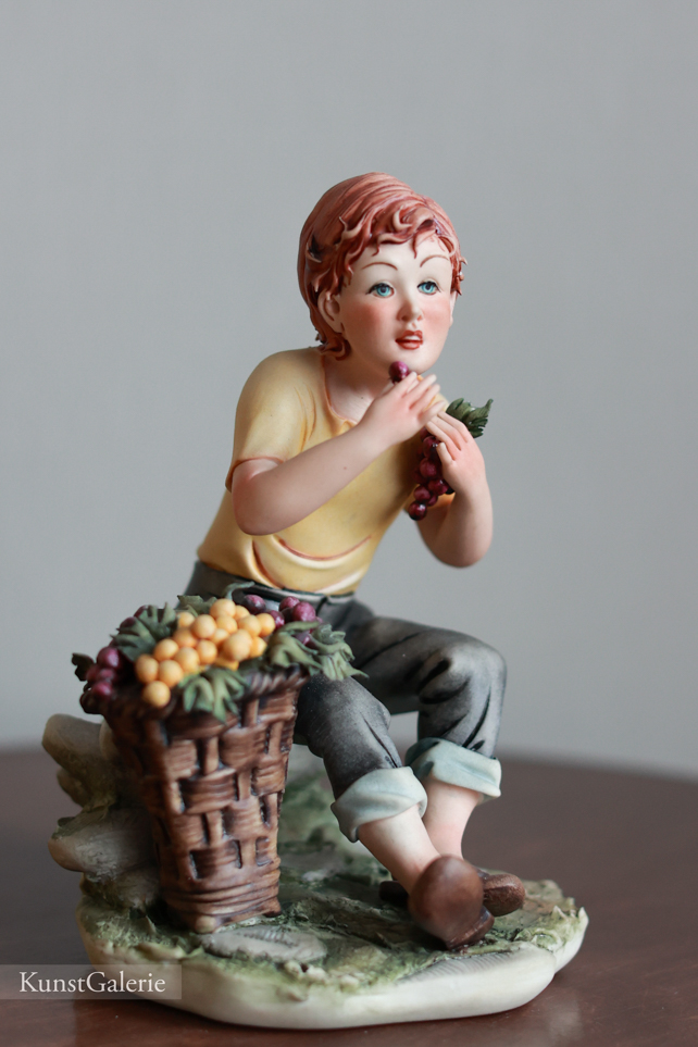Мальчик с корзиной винограда, Corti, Каподимонте, фарфоровые статуэтки. KunstGalerie