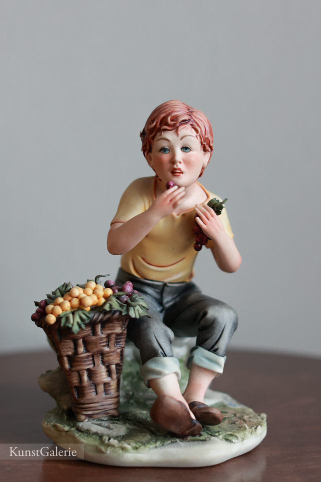 Мальчик с корзиной винограда, Corti, Capodimonte, статуэтка