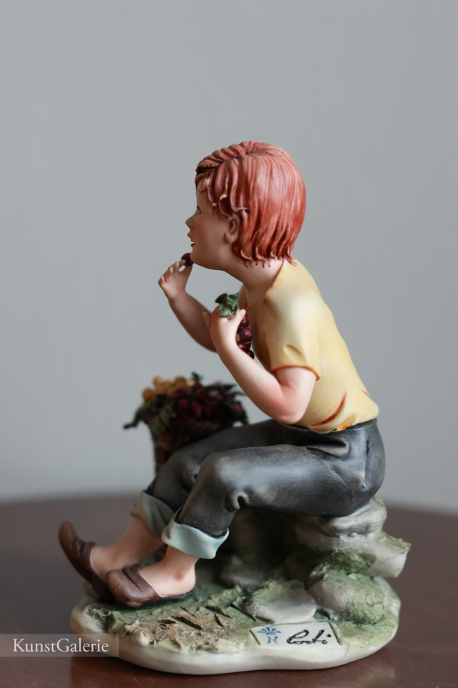 Мальчик с корзиной винограда, Corti, Capodimonte, статуэтка