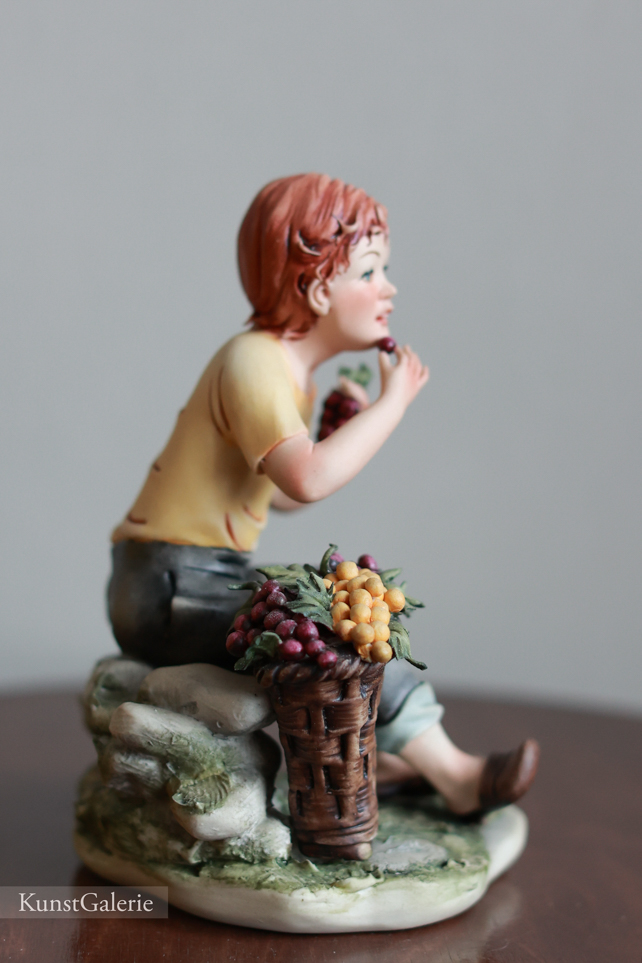 Мальчик с корзиной винограда, Corti, Capodimonte, статуэтка