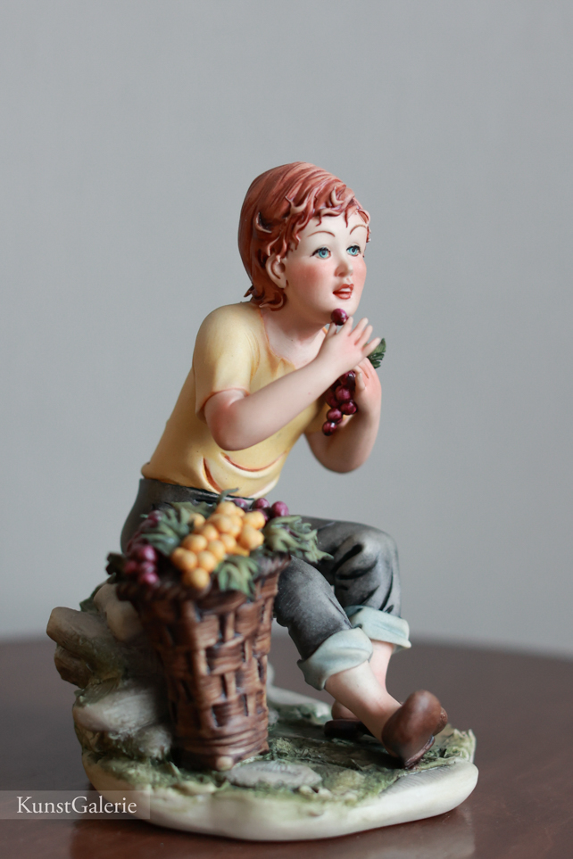 Мальчик с корзиной винограда, Corti, Каподимонте, статуэтка