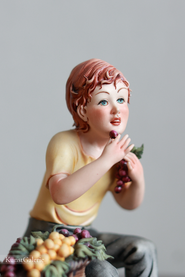 Мальчик с корзиной винограда, Corti, Capodimonte, статуэтка
