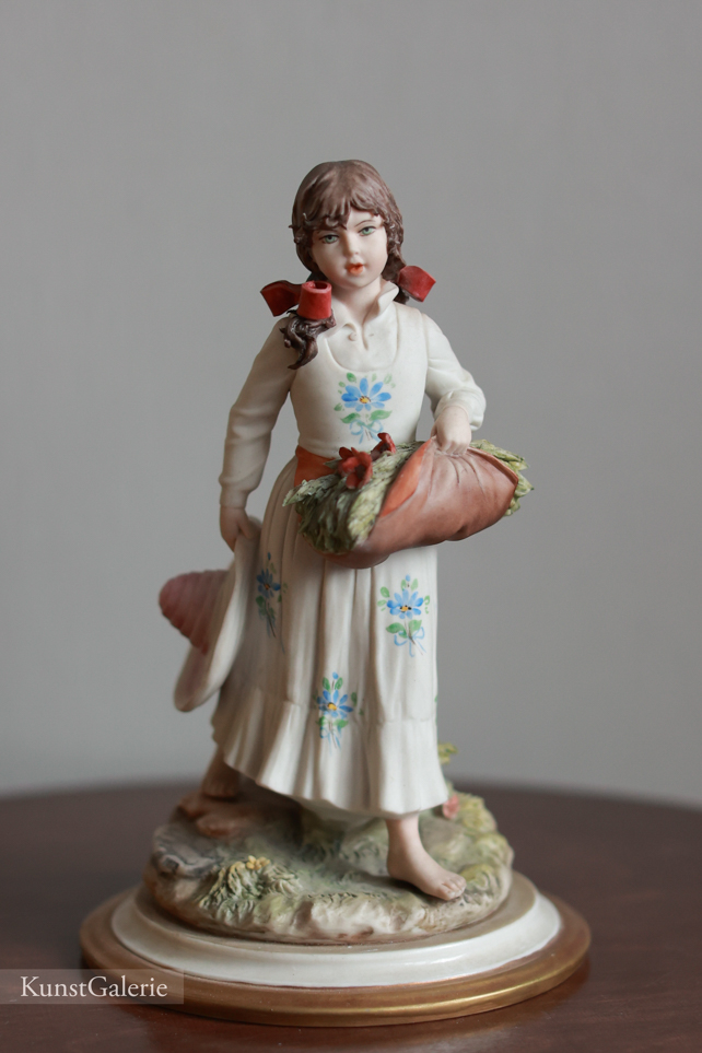 Девочка с охапкой цветов, Sandro Maggioni, Capodimonte, статуэтка